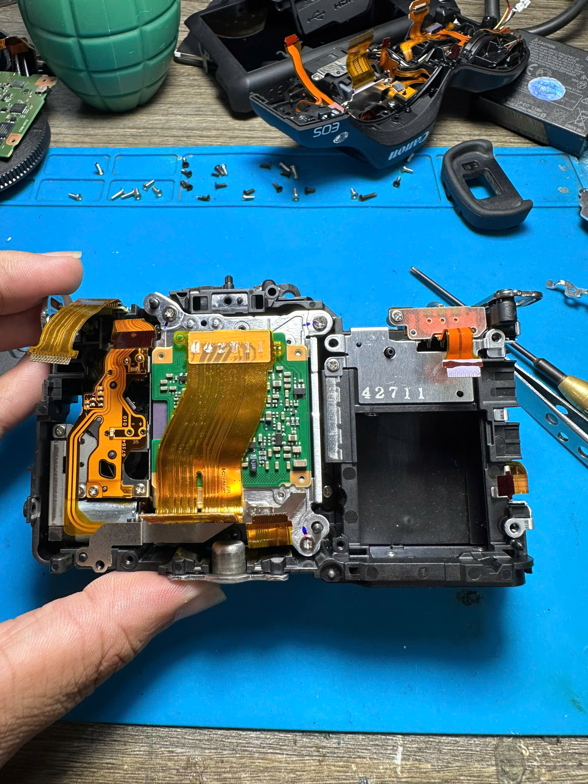 sửa máy ảnh Canon R100